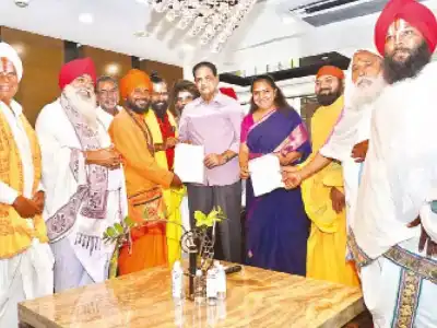 Kavitha supports Banjara priests leading rituals at Hathiram temple