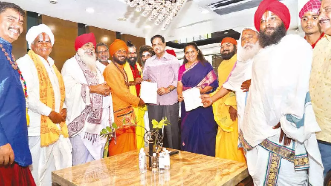 Kavitha supports Banjara priests leading rituals at Hathiram temple