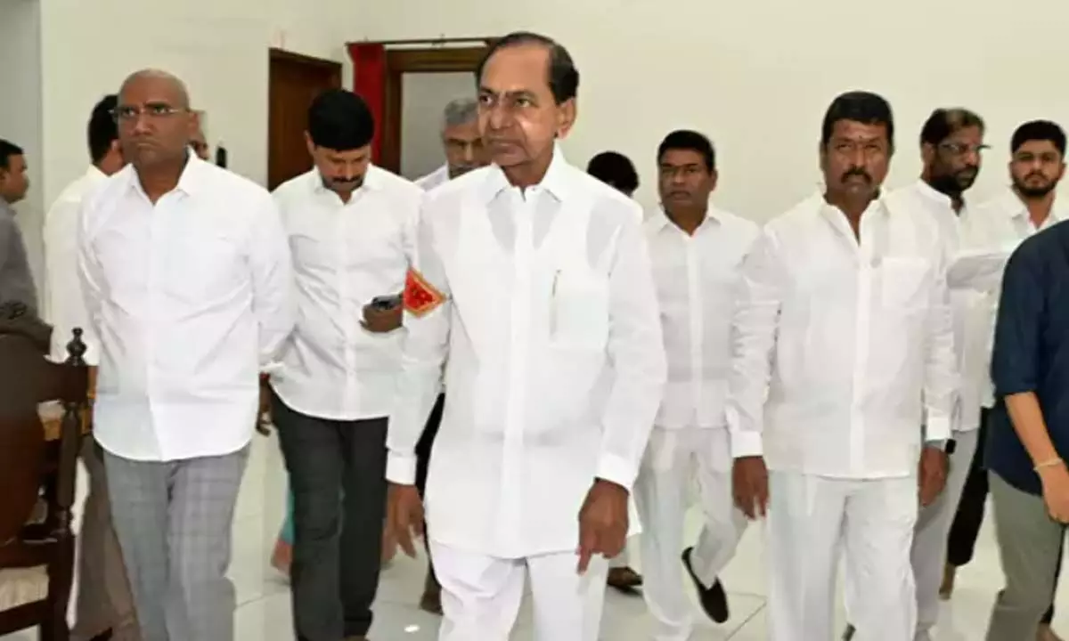KCR travels to Hyderabad for Kaleshwaram commission meeting