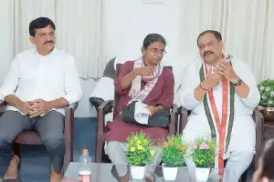 Meenakshi assesses the situation