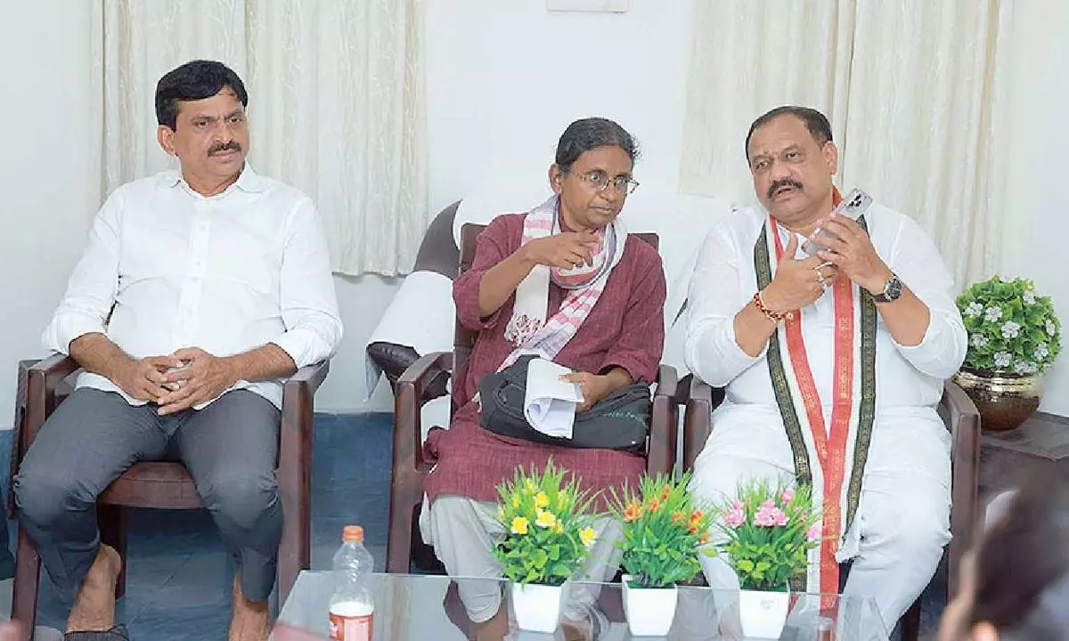 Meenakshi assesses the situation