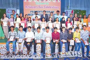 Sri Triveni School honors top SSC students