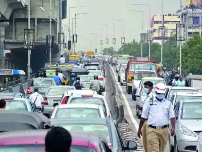 Two-car crash on Paradise flyover in Secunderabad causes traffic jam