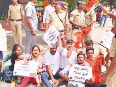 ABVP activists block Deputy CM’s convoy over fee delay at Nizam College