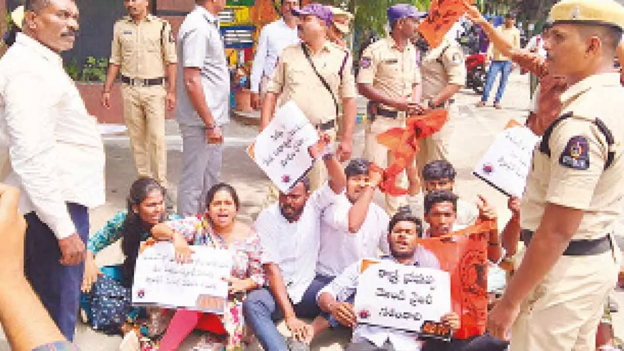 ABVP activists block Deputy CM’s convoy over fee delay at Nizam College