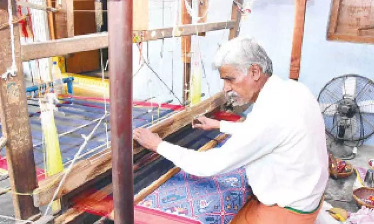 Apply Now for Netannala Bharosa Scheme to Help Handloom Weavers in the District