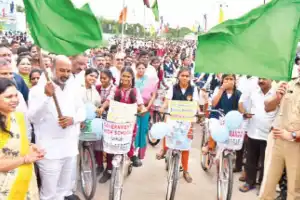 Bandi gives 20,000 bicycles to 10th grade students