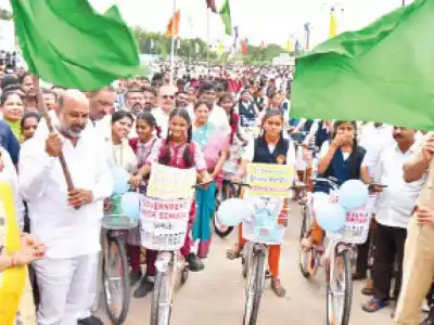 Bandi gives 20,000 bicycles to 10th grade students