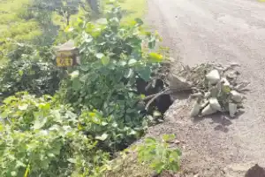Collapsed road endangers drivers