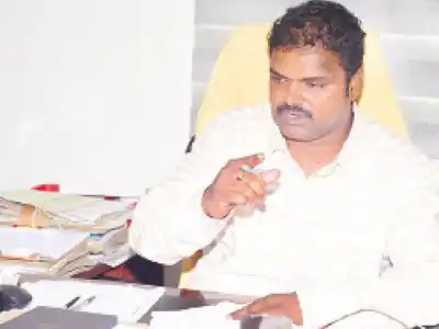 Commissioner examines sanitation and trade licenses