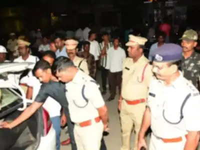 District Police Chief Oversees Night Vehicle Checks at Gadwal’s YSR Chowk