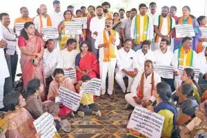 Eatala backs Macha Bollaram residents’ protests