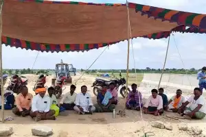 Farmers Begin Hunger Strike on Bharat Mala Road for Unpaid Compensation in Deva Banda