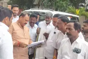 Gadwal Congress Members Ask for Justice and Recognition; Submit Petition to TPCC Leader