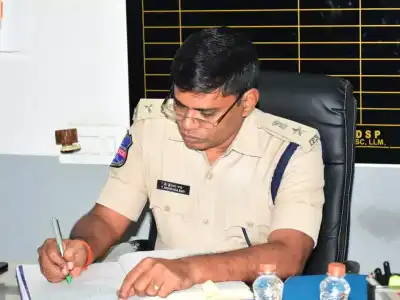 Gadwal Police Chief Makes Surprise Visit, Calls for Quick Action on SC/ST and Dowry Cases