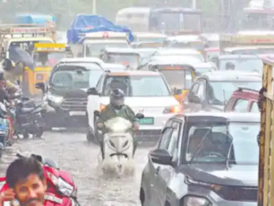 Heavy rain causes floods in Hyderabad