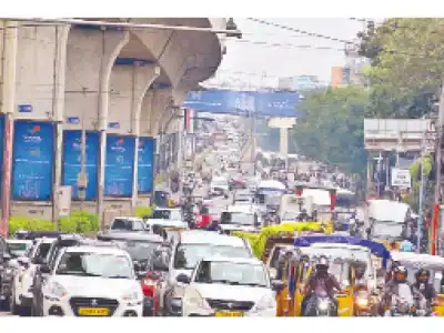 Heavy rain causes major traffic jams in the city