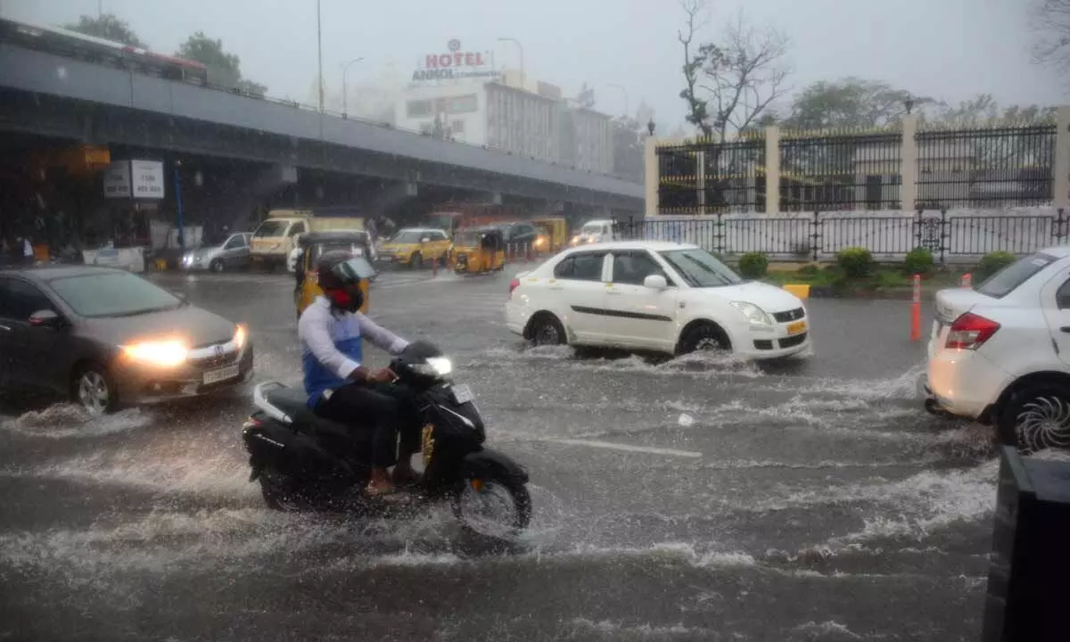 Heavy rains hit Hyderabad, warnings given