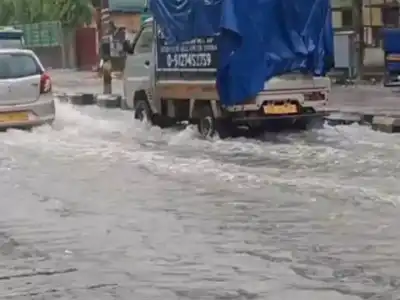 Hyderabad Rains Cause Traffic Jams in Gachibowli, Madhapur, and IT Corridor