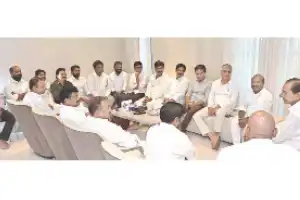 KCR meets BRS leaders in hospital