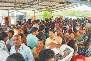 Large crowd of worshippers at Bhadradri temple