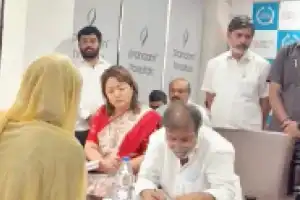 Minister gives Rs 50K to families of blast victims