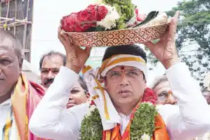 Ministers give silk clothes to god