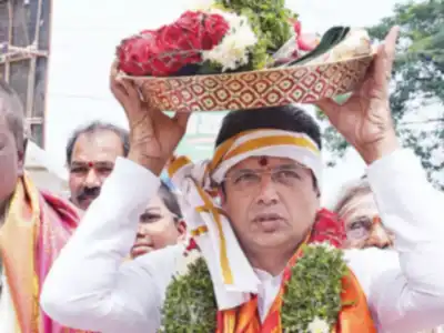 Ministers give silk clothes to god