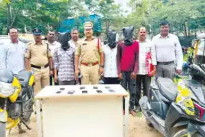 Police catch phone thieves, recover nine stolen phones
