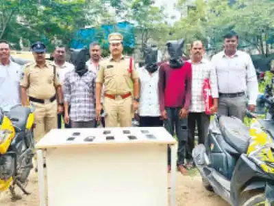 Police catch phone thieves, recover nine stolen phones