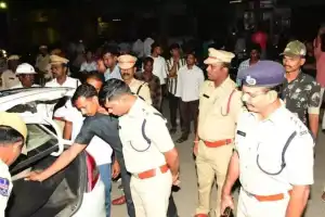 Police Chief Leads Night-Time Vehicle Checks at Gadwal’s YSR Chowk