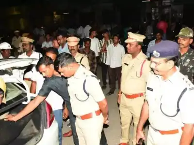 Police Chief Leads Night-Time Vehicle Checks at Gadwal’s YSR Chowk