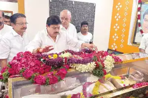 Politicians and actors pay tributes