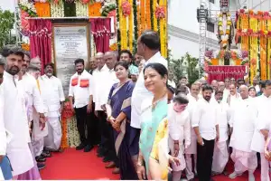 Revanth Reddy and Kharge reveal statue of former CM Rosaiah in Lakadikapul