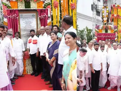 Revanth Reddy and Kharge reveal statue of former CM Rosaiah in Lakadikapul