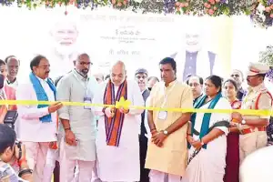 Shah receives a warm welcome