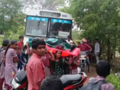 Students Stop Bus in Rain, Ask for More Services for Safe Travel