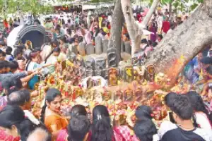 Thousands visit temples to pray to serpent gods