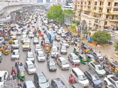 Traffic stops due to heavy rain in the city
