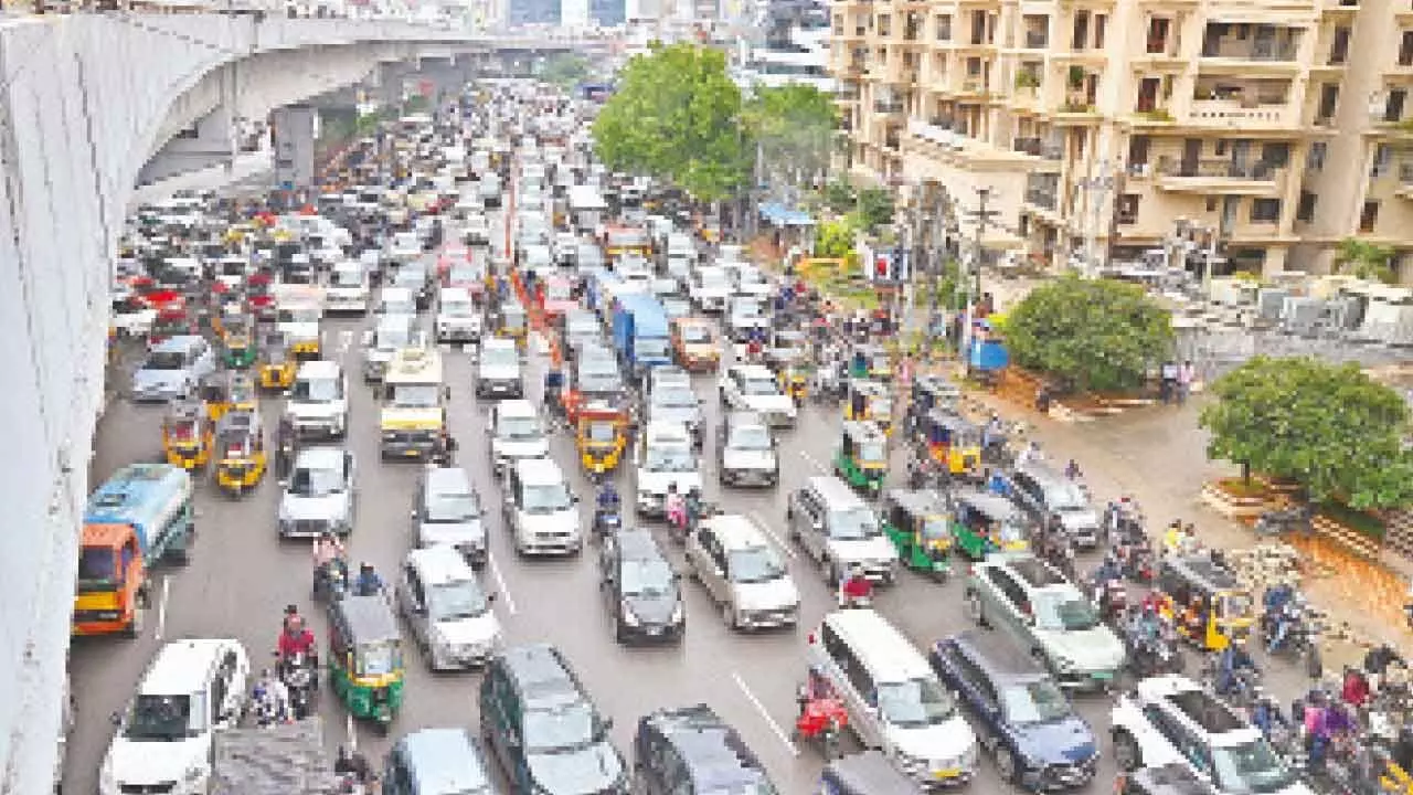 Traffic stops due to heavy rain in the city