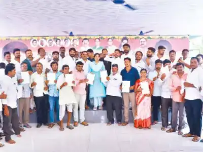 Yasaswini hands out CMRF checks