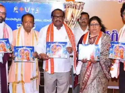 Bommalala Sri Yadagirikshetra Mahatyam Book Launched at Yadadri Ceremony