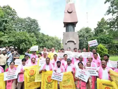 BRS protests with empty bags, blames Congress for urea shortage