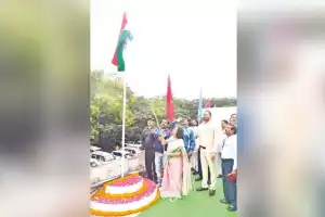 City Mayor and Commissioner raise national flag