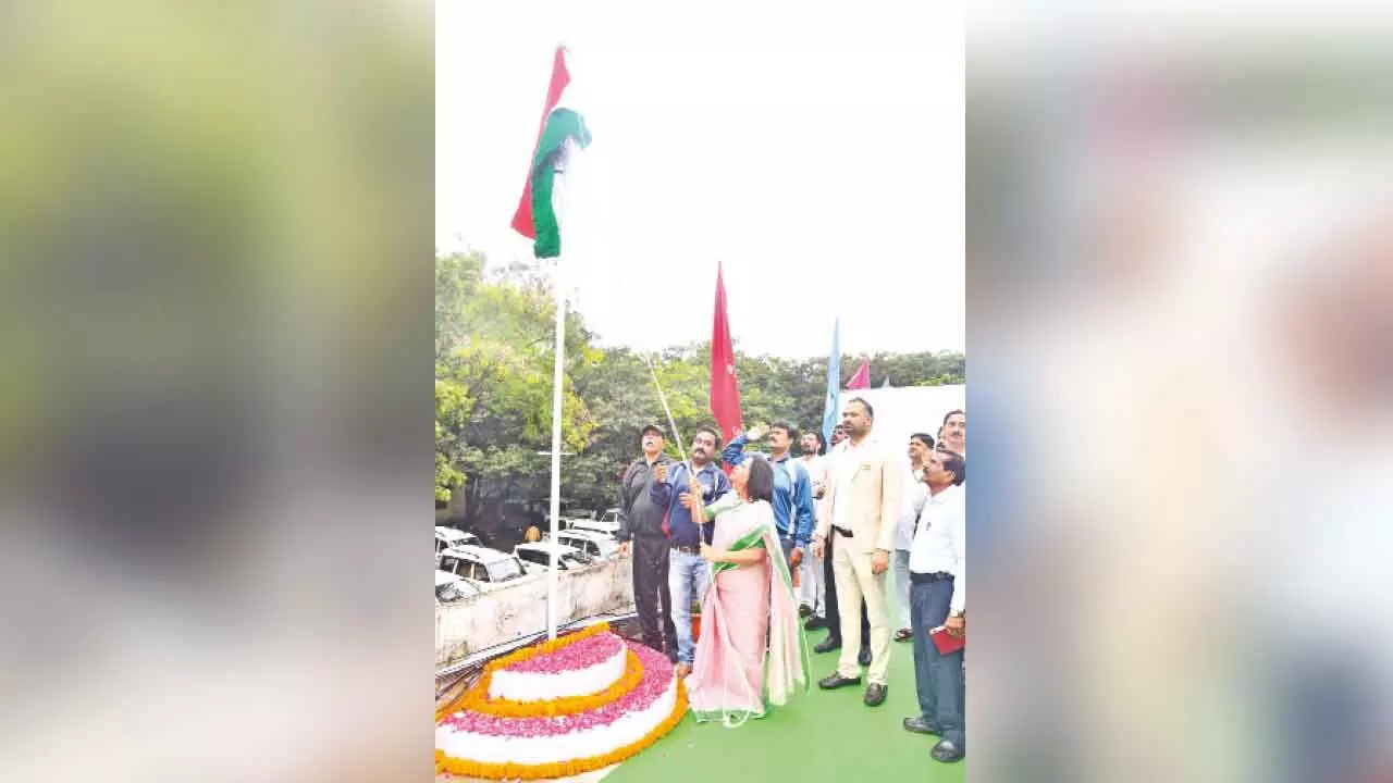 City Mayor and Commissioner raise national flag