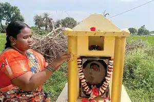 Daughter places rakhi on father’s grave
