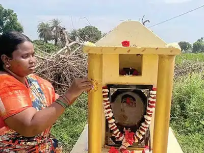 Daughter places rakhi on father’s grave
