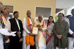 Ex-governor Bandaru Dattatraya honors weavers on National Handloom Day