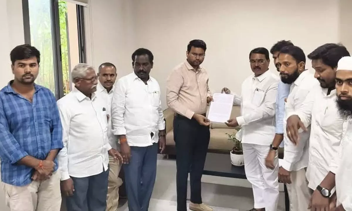 Ex-Minister Niranjan Reddy Calls for Quick Action on Urea Shortage and Jurala Fixes