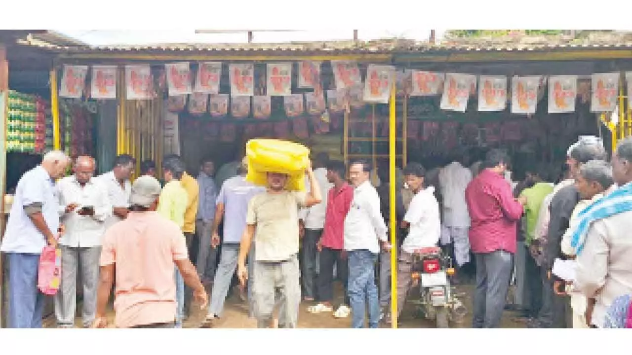 Farmers in RR upset about urea shortage during busy season